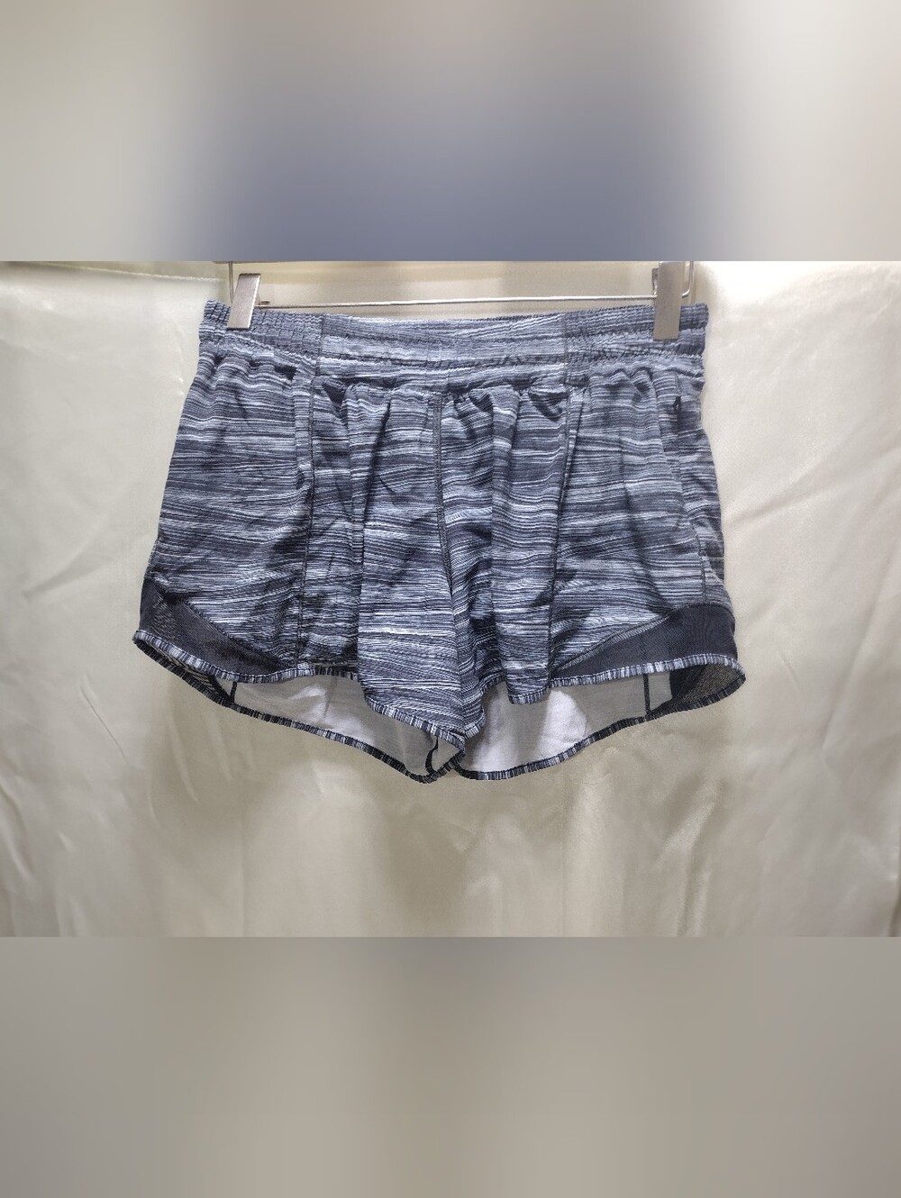 Lululemon Hotty Hot Short II Low Tide Alpine White/Black Size 8